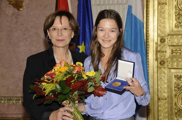 Emilia Müller (li., Europaministerin) und Hannah Herzsprung - Europa Medallie-Überreichung an Schauspielerin Hannah Herzsprung als Bayerische Kultur -Repräsentantin -in Europa