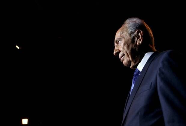 Bilder des Tages Israeli President Shimon Peres departs after speaking at the second annual global Facing Tomorrow Conference in Jerusalem on October 20, 2009.  WAX20091020719