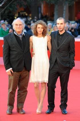 L-R: Carlos SAURA, Emilia VERGINELLI, Lorenzo BALDUCCI, Filmpremiere von Oggi Sposi - Red Carpet Roma FILM FEST  AndreaXStaccioli