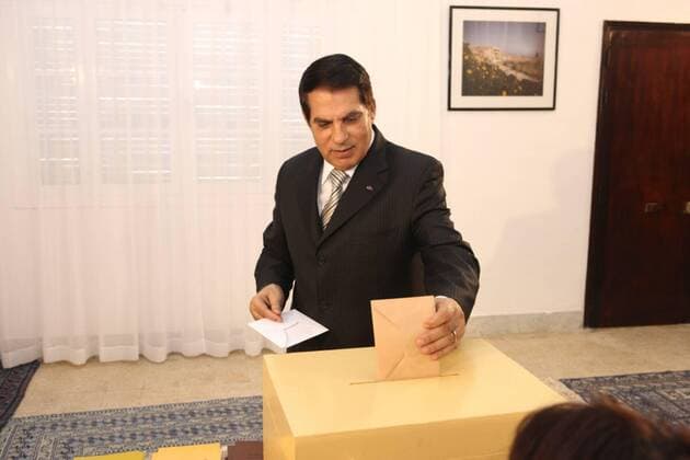 Tunesischer Ex-Präsident Ben Ali zu 35 Jahren Haft verurteilt, 10. Jahrestag am 20. Juni TUNIS, Oct. 25, 2009 (Xinhua) -- Tunisian President Zine El Abidine Ben Ali casts his vote during the general elections in Carthage near Tunis Oct. 25, 2009. Tunisians voted on Sunday in the country s presidential and parliamentary elections which are expected to give a new term to incumbent President Zine al-Abidine Ben Ali. (Xinhua TAP News Agency) (1)TUNIS-ELECTION-BEN ALI 