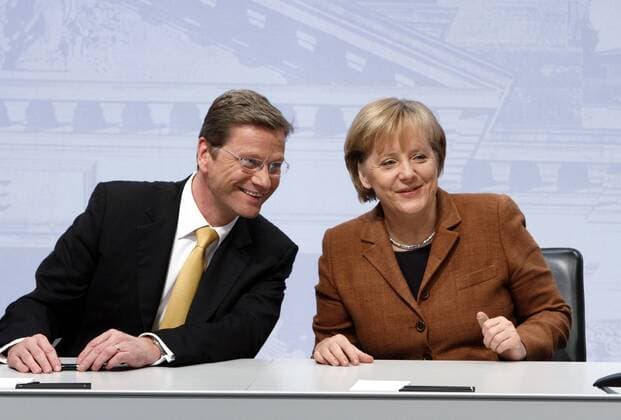 Berlin, den 26.10.2009 Unterzeichnung des Koalitionsvertrages zwischen CDU, CSU und der FDP in der Landesvertretung Nordrhein-Westfalen in Berlin. Foto: v.l.n.r. Guido Westerwelle, FDP-Bundesvorsitzender und Bundeskanzlerin Angela Merkel im Gespräch während der Unterzeichnung des Koalitionsvertrages.