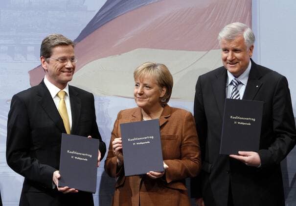 Berlin, den 26.10.2009 Unterzeichnung des Koalitionsvertrages zwischen CDU, CSU und der FDP in der Landesvertretung Nordrhein-Westfalen in Berlin. Foto: v.l.n.r. Guido Westerwelle, FDP-Bundesvorsitzender, Bundeskanzlerin Angela Merkel und der bayerische Ministerpräsident und CSU-Vorsitzende Horst Seehofer.