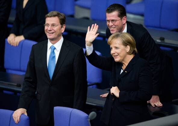 Aussenminister Guido WESTERWELLE (l FDP), Bundeskanzlerin Angela MERKEL (CDU) und Verteidigungsminister Karl-Theodor ZU GUTTENBERG (CSU) Amtseidschwur des neuen Bundeskabinetts im Deutschen Bundestag in Berlin, am 28.10.2009