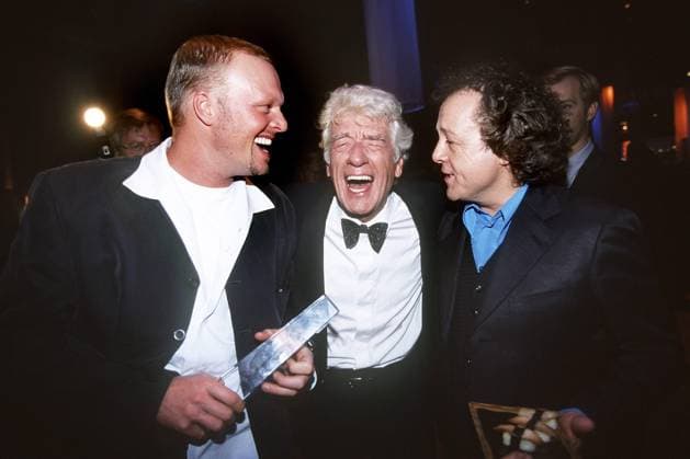 Rudi CARRELL (Mitte), NED, Showmaster, Entertainer, Comedian, und Stefan RAAB (links), Musiker, Comedian, Moderator, und Kalle POHL, Comedian, hier bei der Verleihung des Deutschen Fernsehpreises in Köln, Deutscher Fernsehpreis 1999, festlich, Smoking, 02.10.1999.