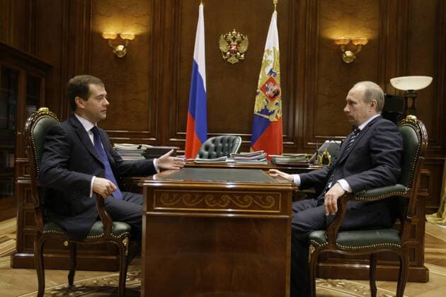 ITAR-TASS 95: MOSCOW REGION, RUSSIA. OCTOBER 30. Russian president Dmitry Medvedev (L) and prime minister, Vladimir Putin, talk during a meeting in Gorki, outside Moscow.  RE0C1563