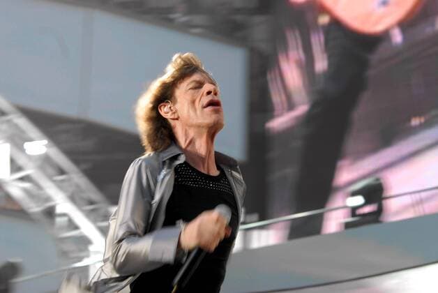 Die britische Rockgruppe The Rolling Stones spielen im Berliner Olympiastadion. Mick Jagger (Gesang)