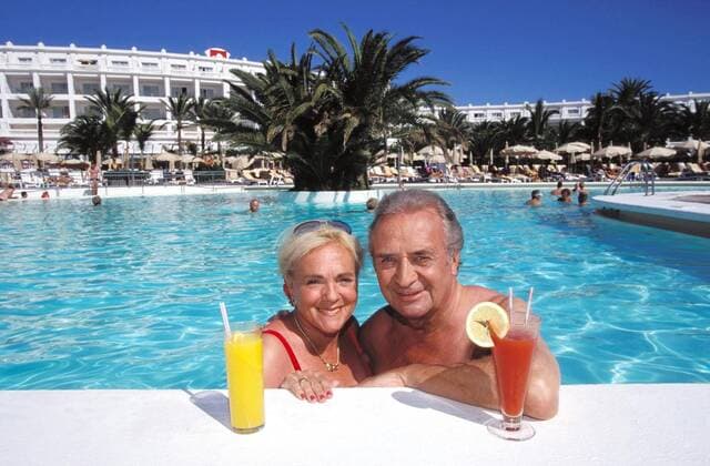 Der Moderator ( Kein schöner Land , ARD) Günter Wewel mit seiner Ehefrau Gisela im Urlaub auf Gran Canaria im Swimming Pool, Spanien, 