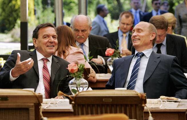 German Chancellor Gerhard SchrÃ¶der (L) and President Vladimir Putin talk as they have coffee in Hotel Rus in the town of Svetlogorsk, Russia s Kaliningrad Region.  Highlight TASS_166212