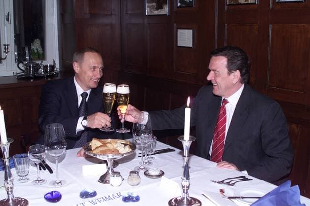 TAS04. WEIMAR, GERMANY. April 10. - President Vladimir Putin and Federal Chancellor Gerhard SchrÃ¶der (R) pictured toasting when they have come to the Old Weimar restaurant in the city center for dinner on Tuesday.  TASS235631