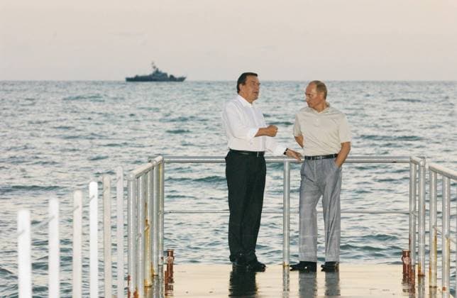 TAS61: SOCHI, RUSSIA. AUGUST 30. President of Russia Vladimir Putin (R) and German Chancellor Gerhard SchrÃ¶der (L) during a stroll in the Bocharov Ruchei residence.  TASS129344