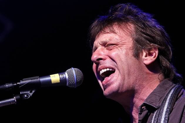 Sänger Purple Schulz ( GER eigentl. Rüdiger Schulz ) während eines Auftrittes im Rahmen des Benefiz-Konzertes II. Konzert für Afghanistan zu Gunsten der Kinderhilfe Afghanistan e.V. am 07.11.2009 im Anker , Leipzig.
