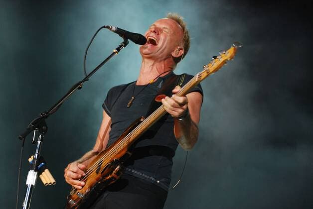 The Police während ihrer Tour in der Hamburger AOL Arena: Sänger und Bassist Sting