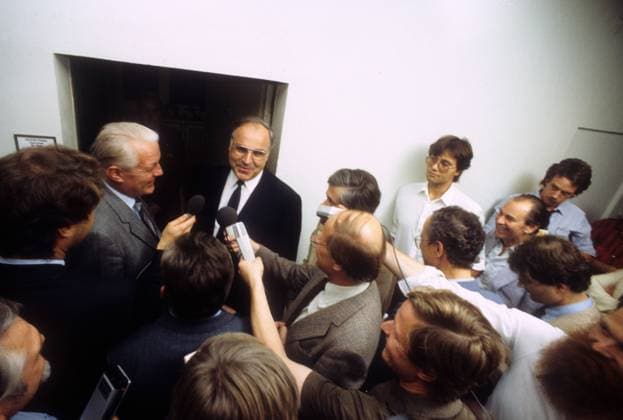 Helmut Kohl (Mitte, BRD CDU Vorsitzender CDU CSU-Fraktion) und Gerhard Stoltenberg (hinten li., BRD CDU Ministerpräsident Schleswig Holstein) umringt von Journalisten im Bundeshaus in Bonn