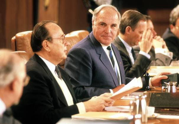 V.l.n.r.: Außenminister Hans-Dietrich Genscher (BRD FDP), Bundeskanzler Helmut Kohl (BRD CDU) und Innenminister Wolfgang Schäuble während einer Kabinettssitzung in Bonn