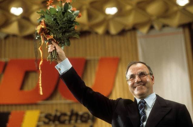 Bundeskanzler Helmut Kohl (BRD CDU) mit einem Blumenstrauß