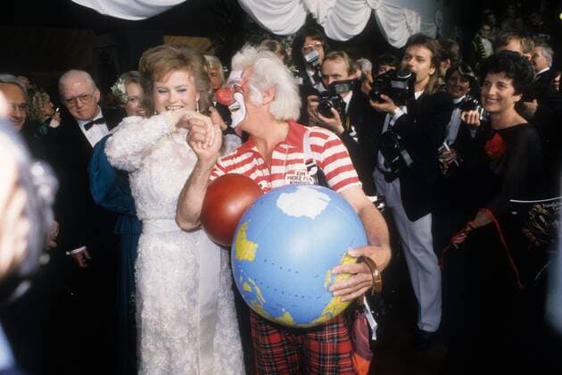 Hannelore Kohl (Ehefrau von Helmut Kohl) mit einem Clown während der Rendezvous Gala in Bonn