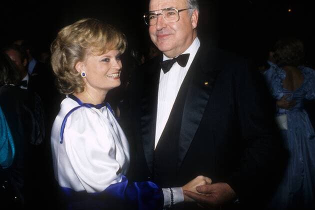 Bundeskanzler Helmut Kohl (BRD CDU) tanzt mit Ehefrau Hannelore während der Rendezvous Gala in Bonn