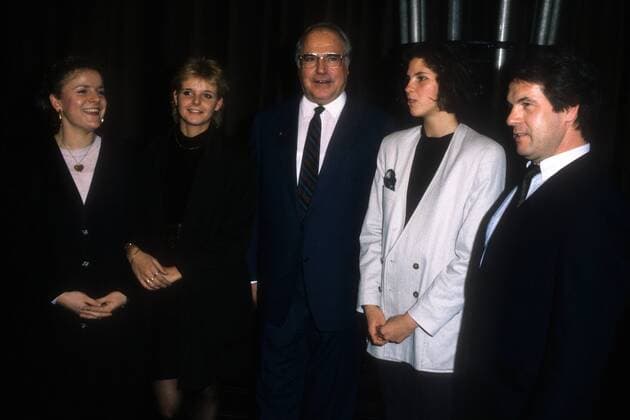 Bundeskanzler Helmut Kohl (2.v.li., BRD CDU) mit den Fechtern (v.l.n.r.) Annette Klug, Anja Fichtel, Sabine Bau und Trainer Paul Neckermann