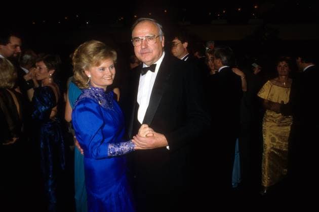 Bundeskanzler Helmut Kohl (BRD CDU) tanzt mit Ehefrau Hannelore auf dem Bundespresseball