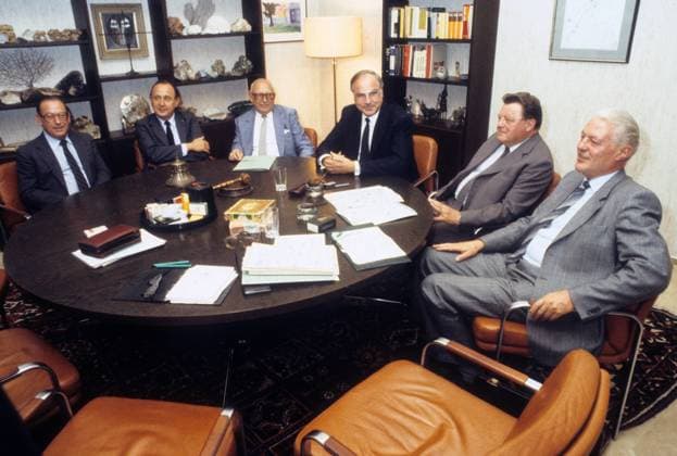 V.l.n.r.: Friedrich Zimmermann (BRD CSU), Hans-Dietrich Genscher (BRD FDP), Wolfgang Mischnick (BRD FDP), Helmut Kohl (BRD CDU), Franz Josef Strauß (BRD CSU) und Gerhard Stoltenberg (BRD CDU) während der Koalitionsverhandlungen in Bonn