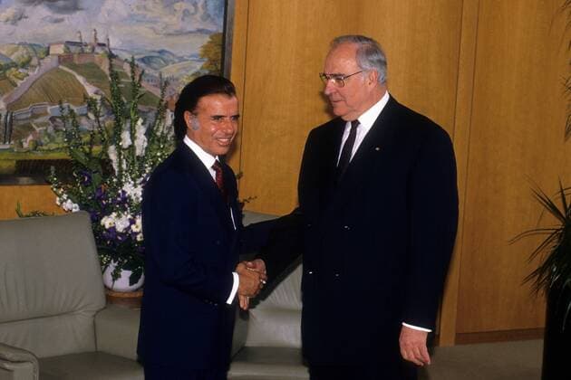 Bundeskanzler Helmut Kohl (re., Deutschland CDU) und Präsident Carlos Saul Menem (Argentinien) während eines Treffens in Bonn