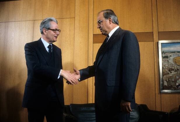 Bundeskanzler Helmut Kohl (re., BRD CDU) und Hans-Jochen Vogel (BRD SPD) während eines Treffens