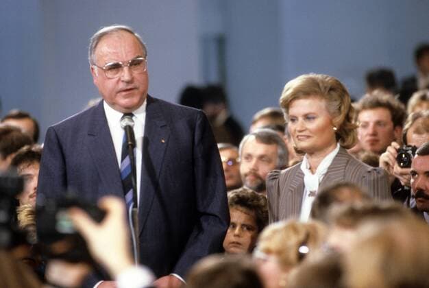 Bundeskanzler Helmut Kohl (BRD CDU) mit Ehefrau Hannelore in der Wahlnacht zur Bundestagswahl