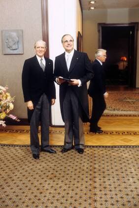 Bundespräsident Karl Carstens (li., BRD CDU) überreicht Bundeskanzler Helmut Kohl (BRD CDU) seine Ernennungsurkunde in Bonn
