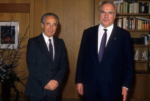 Bundeskanzler Helmut Kohl (re., BRD CDU) und Ministerpräsident Schimon Peres (Israel) während eines Treffens in Bonn