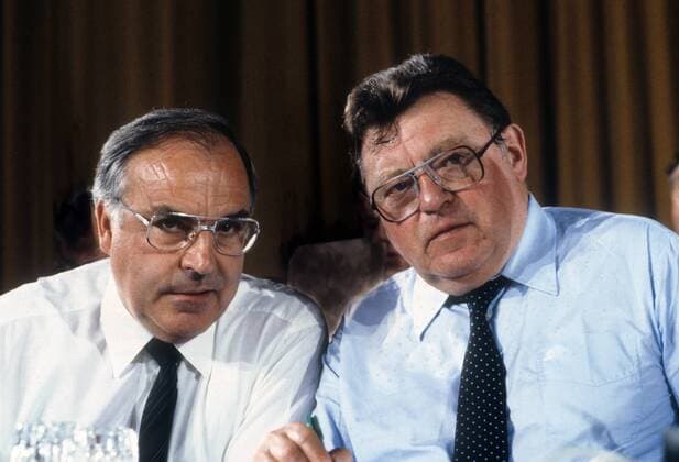 Bundeskanzler Helmut Kohl (li., BRD CDU) und Franz Josef Strauß (BRD CSU Ministerpräsident Bayern)