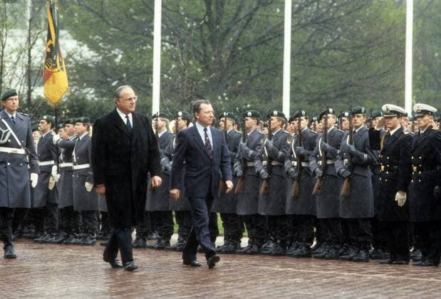 Bundeskanzler Helmut Kohl (li, BRD CDU) empfängt Jacques Delors (Frankreich Präsident EG-Kommission) mit militärischen Ehren in Bonn