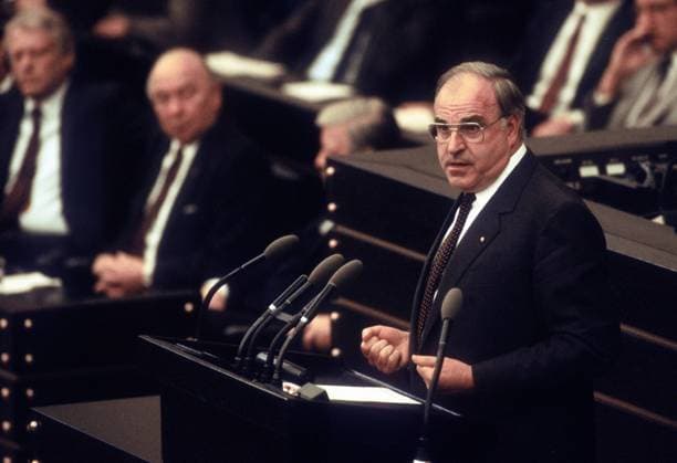 Bundeskanzler Helmut Kohl (BRD CDU) während einer Debatte im Bundestag in Bonn