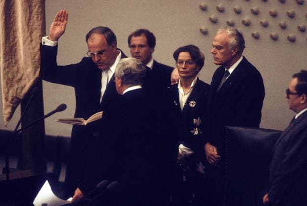 Helmut Kohl (li., BRD CDU) während seiner Vereidigung zum Bundeskanzler im Bundestag in Bonn