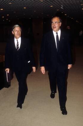 Bundeskanzler Helmut Kohl (re., BRD CDU) mit seinem Amtsvorgänger Helmut Schmidt (BRD SPD) während der Amtsübergabe in Bonn