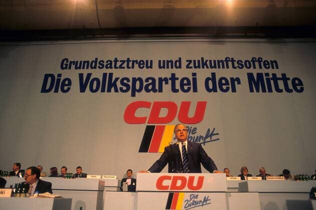 Bundeskanzler Helmut Kohl (BRD CDU) während einer Rede auf dem Bundesparteitag der CDU in Wiesbaden