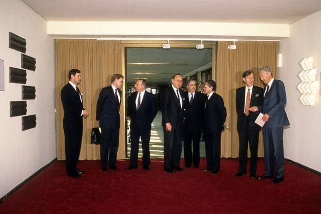 Außenminister Hans-Dietrich Genscher (4.v.li., BRD FDP) mit Amtskollege Oskar Fischer (3.v.li., DDR) während der 2 + 4 Gespräche in Bonn
