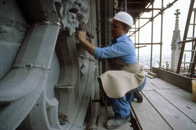 Restaurator während Renovierungsarbeiten am Kölner Dom