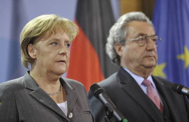 Bundeskanzlerin Angela Merkel und Dieter Hundt (Präsident BDA) anlässlich des Konjunkturgipfels im Bundeskanzleramt in Berlin