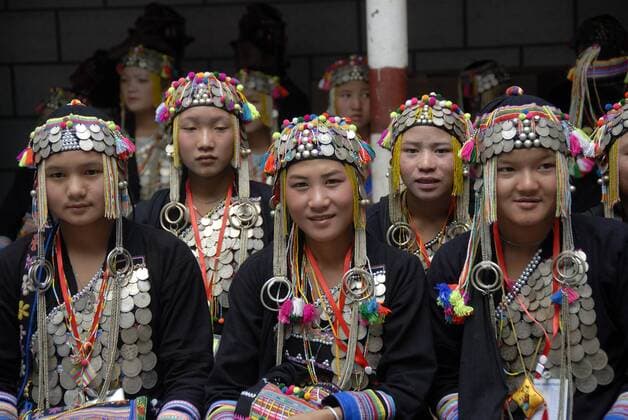 IMAGO Cultures of the world, Akha Volk in Laos Gruppenaufnahme, Mädchen der Akha Nuqui Ethnie, traditionelle Kleidung, Kopfbedeckung verziert mit Silbermünzen, Provinz Phongsali, Laos, Südostasien, Asien iblsau01346511