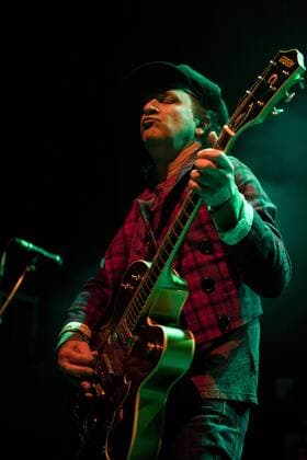 New York Dolls während ihrer Tour im HMV Picture House Edinburgh: Gitarrist Sylvain Sylvain