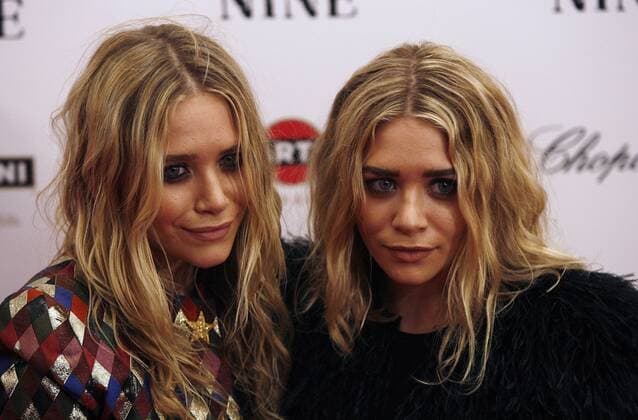 Actress Mary-Kate Olsen and Ashley Olsen arrive on the red carpet for the Premiere of Nine at the Ziegfeld Theater in New York City on December 15, 2009.  NYP20091215120