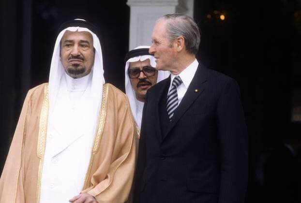 Bundespräsident Karl Carstens (re., BRD CDU) und König Khaled von Saudi Arabien während eines Treffens in Bonn