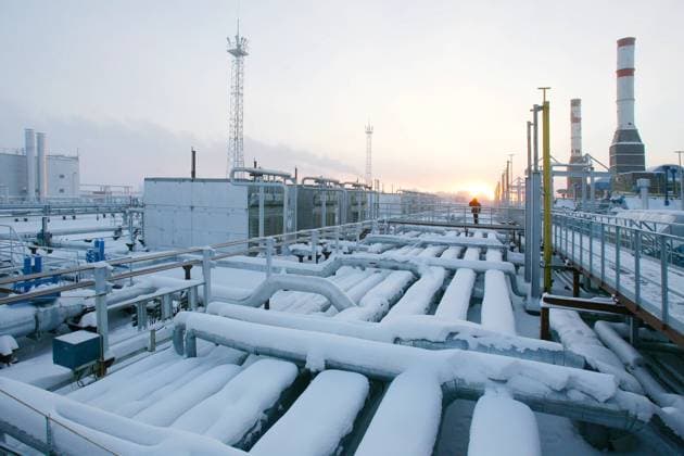 IMAGO Nature: Unsere Erde, Energiequellen, Erdgas TYUMEN REGION, RUSSIA. DECEMBER 18. UrengoiGazprom s GKP-2 gas processing plant in Yuzhno-Russkoye gas condensate field, at sunrise, Novy Urengoi, Yamal-Nenets Autonomous District. The gas field is to be jointly developed by Gazprom and the German chemical group BASF.  Highlight TASS_544819