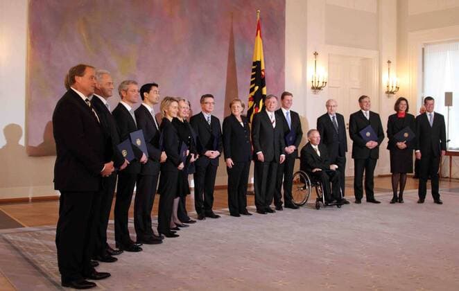 Vereidigung der neuen Bundesregierung in Berlin: v.l.n.r.: Bundesentwicklungshilfeminister Dirk Niebel (FDP), Bundesverkehrsminister Peter Ramsauer (CSU), Bundesumweltminister Norbert Röttgen (CDU), Bundesgesundheitsminister Philipp Rösler (FDP), Bundesfamilienministerin Ursula von der Leyen (CDU), Bundesbildungsministerin Annette Schavan (CDU), Bundesjustizministerin Sabine Leutheusser-Schnarrenberger (FDP), Bundesinnenminister Thomas de Maiziere (CDU), Bundeskanzlerin Angela Merkel (CDU), Bundespräsident Horst Köhler (CDU), Bundesaußenminister Guido Westerwelle (FDP), Bundesfinanzminister Wolfgang Schäuble (CDU), Bundeswirtschaftminister Rainer Brüderle (FDP), Bundeslandwirtschaftsministerin Ilse Aigner (CSU) und Bundesverteidigungsminister Karl-Theodor zu Guttenberg (CSU)