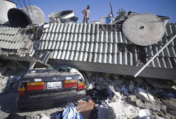 (100115) -- PORT-AU-PRINCE, Jan. 15, 2010 (Xinhua) -- People try to clear the debris after the strong earthquake in Port-Au-Prince, capital of Haiti, on Jan. 14, 2010. (Xinhua David de la Paz) (lr) (1)HAITI-PORT-AU-PRINCE-QUAKE 