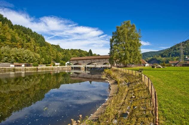 Wasserkraftwerk Rudolf-Fettweis-Kraftwerk am Fluss Murg, Forbach, Schwarzwald, Baden-Württemberg, Deutschland, Europa ibljki01393575