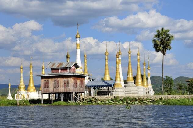 Buddhistischer Tempel, Stupas, Inle-See, Burma, Birma, Myanmar, Südostasien iblrbo01396068