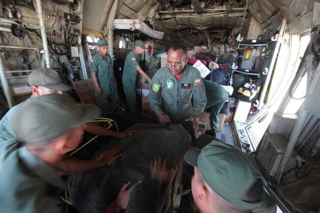 (100115) -- MAIQUETIA, Jan. 15, 2010 (Xinhua) -- Venezuelan soldiers load equipment onto an army plane heading to Port-au-Prince, capital of Haiti, at the Simon Bolivar international airport in Maiquetia, Venezuela, on Jan. 15, 2010. Venezuela Friday dispatched its second group of rescuers to the quake-stricken Caribbean country. (Xinhua ABN) (gxr) (5)VENEZUELA-MAIQUETIA-RESCUERS-HAITI-SECOND GROUP 