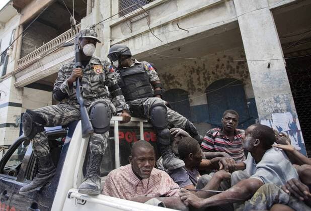 (100117) -- PORT-AU-PRINCE, Jan. 17, 2010 (Xinhua) -- Haitian police arrest suspected looters in Haitian capital Port-au-Prince on Jan. 16, 2010. The situation in Haiti is worsened by occasional looting in the aftermath of a devastating earthquake on Jan. 12. (Xinhua David de la Paz) (nxl) (7)HAITI-QUAKE-LOOTING 