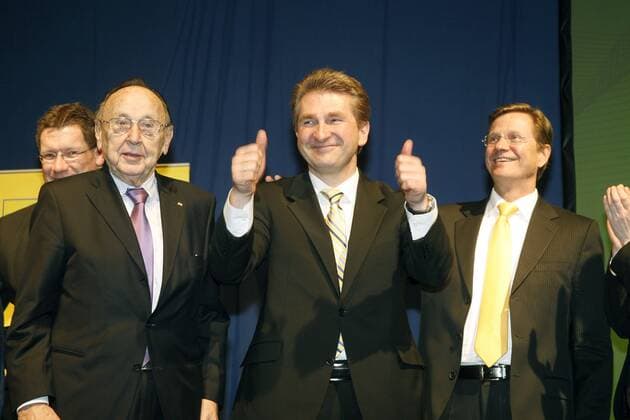 Schlussapplaus nach der Rede des FDP-Vorsitzenden Bundesaussenminister Guido WESTERWELLE (rechts), links Hans-Dietrich GENSCHER, in der Mitte der FDP-Landesvorsitzende Andreas PINKWART - Neujahrsempfang der FDP Nordrhein-Westfalen NRW im Maritim-Hotel in Düsseldorf, 17.01.2009